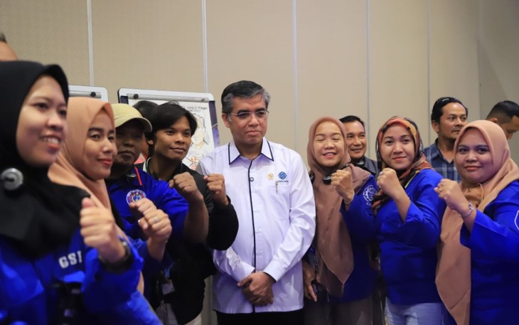 Menaker Yassierli bersama pekerja industri sawit di Jakarta, Senin (8/9)