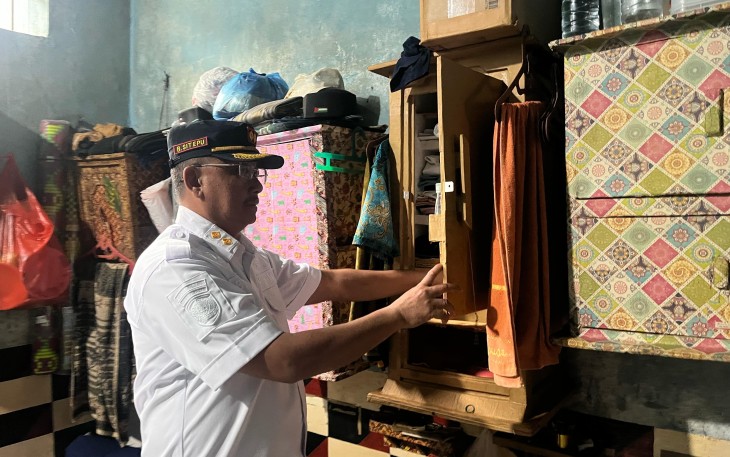 Kepala Lapas Kelas IIB Idi, Bahtiar Sitepu saat melaksanakan Razia Blok Hunian Warga Binaan pada Rabu, (16/04/2025).