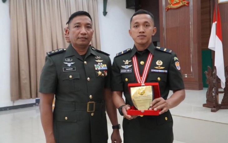 Letda Czi Stefanus Nira Aryonitama (kanan) Raih Siswa Terbaik Dikcab Zeni TNI AD TA 2025
