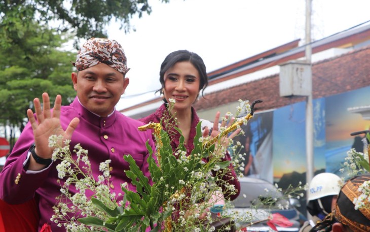 Letnan Kolonel Kav Mohammad Nashir, S.Hub.Int., bersama istri