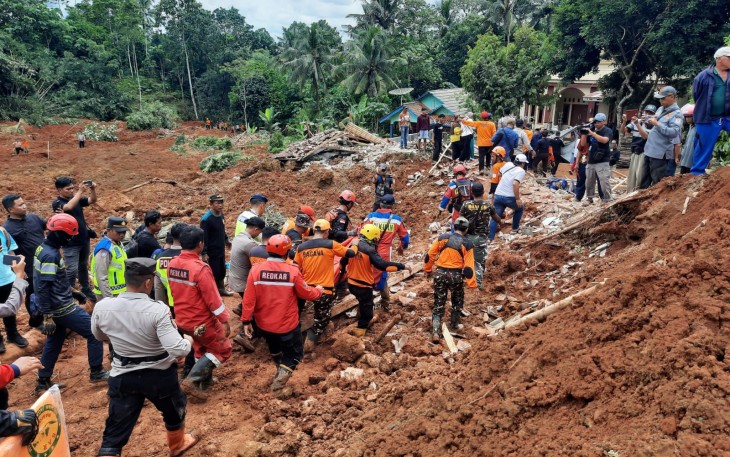 Tim gabungan melakukan pencarian dan evakuasi korban tanah longsor di wilayah Kecamatan Majenang, Kabupaten Cilacap, Jawa Tengah, Jumat (14/11).