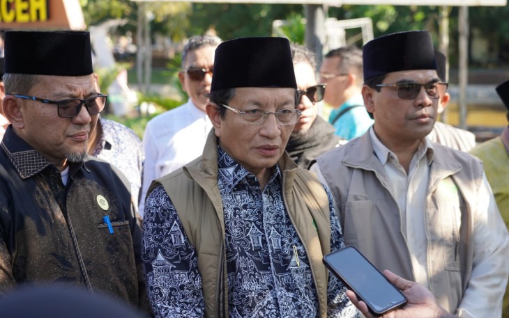 Menag Nasaruddin Umar saat doorstop dengan awak media di UIN Ar-Raniry, Sabtu (20/12/2025).