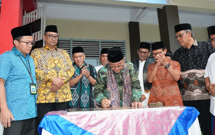 Menteri Pendidikan Dasar dan Menengah (Mendikdasmen), Abdul Mu'ti, melakukan kunjungan kerja bersama anggota Komisi X DPR RI, Ferdiansyah, ke sejumlah sekolah yang berada di pondok pesantren di Kota Tasikmalaya, Jawa Barat