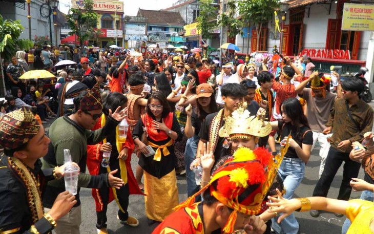 Mahasiswa UKSW tampil memukau lewat parade etnis yang mencerminkan jantung keberagaman Indonesia dalam Kirab Budaya Hari Jadi Ke-1.275 Kota Salatiga