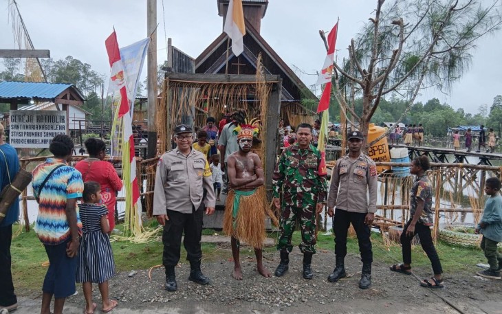 Babinsa Koramil Mapurujaya saat Hadiri Penyambutan Sekaligus Pengamanan Kedatangan Uskup Timika Di Wilayah Binaan