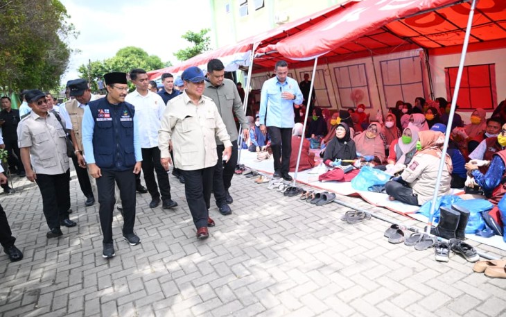 Mendagri Tito saat Dampingi Presiden Prabowo Tinjau Banjir di Tanjung Pura, Kabupaten Langkat, Sumatera Utara, Sabtu (13/12/2025).