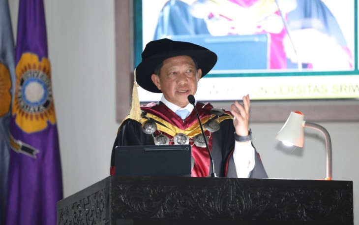 Mendagri Muhammad Tito Karnavian menyampaikan orasi ilmiah pada acara Dies Natalis ke-65 Universitas Sriwijaya (UNSRI) di Auditorium UNSRI Kampus Indralaya, Kabupaten Ogan Ilir, Sumatera Selatan (Sumsel), Senin (3/11/2025).