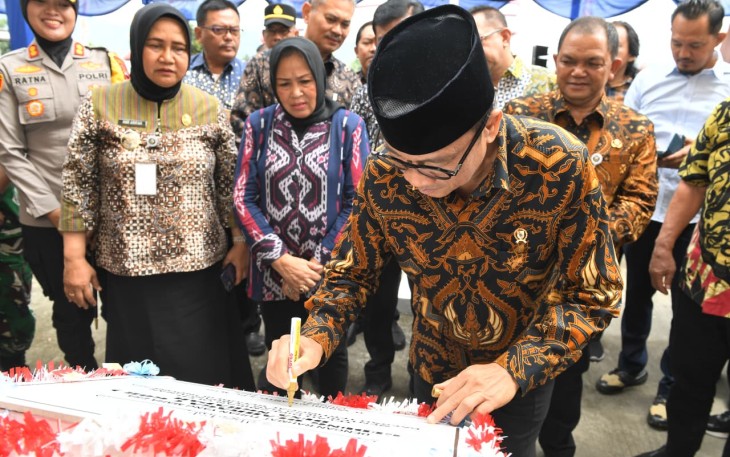 Menteri Desa dan Pembangunan Daerah Tertinggal Yandri Susanto meresmikan Gedung Serbaguna Desa Ngrapah, Banyubiru, Semarang, Jawa Tengah, Jumat (21/11/2025). Gedung yang juga dimanfaatkan sebagai sarana olahraga ini dibangun menggunakan Dana Desa. Foto: Wening/Kemendes PDT
