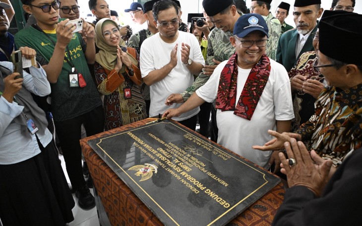 Mendikdasmen, Abdul Mu’ti didampingi oleh Kepala SMP Al-Ittihad, Sampang, Mudhar meninjau langsung bangunan hasil program Revitalisasi Satuan Pendidikan yang telah selesai pengerjaannya.