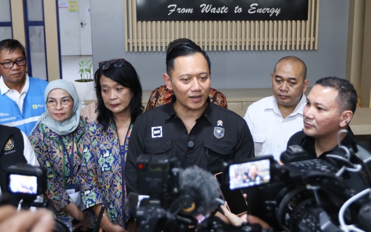 Wamen Diana saat mendampingi Menko AHY kunjungan ke Tempat Pemrosesan Akhir (TPA) Benowo di Surabaya, Rabu (16/4).