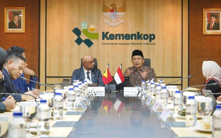 Menkop Ferry Juliantono saat menerima audiensi tamu kehormatan Sekretaris Negara Urusan Koperasi Timor Leste Arsénio Pereira da Silva di kantornya, Jumat (5/12).