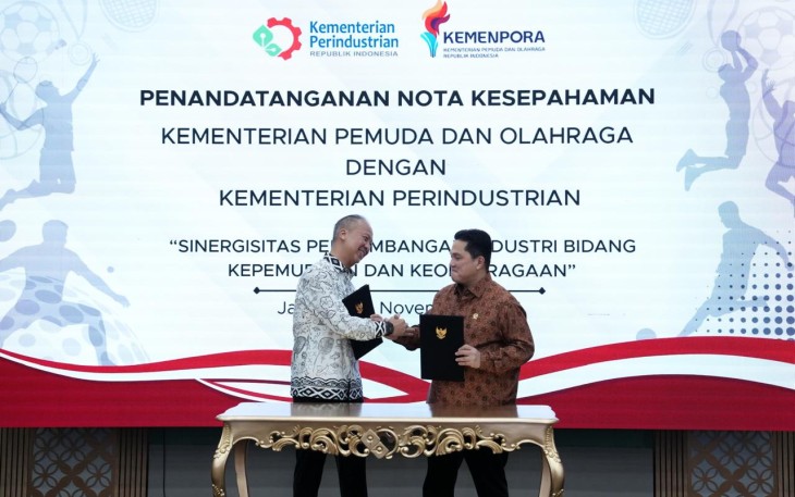 Penandatangan Nota Kesepahaman dengan Menteri Perindustrian Agus Gumiwang Kartasasmita di kantor Dirjen Kementerian Perindustrian, Selasa (25/11).