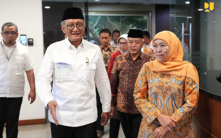 Menteri Dody saat menerima kunjungan Gubernur Jawa Timur, Khofifah Indar Parawansa, bersama sejumlah bupati di Kantor Kementerian PU, Jakarta, Senin (14/4).