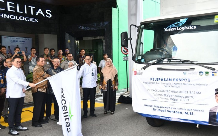 Menteri Perdagangan Republik Indonesia Budi Santoso bersama Gubernur Kepri Ansar Ahmad melepas ekspor produk teknologi tinggi dari PT Excelitas Technologies Batam, di Kawasan Industri Batamindo Industrial Park, Muka Kuning.