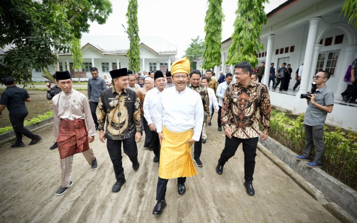 Menteri Sosial Saifullah Yusuf (Gus Ipul) saat meninjau langsung sekolah rakyat di Sumatera Utara, Jumat (11/4/2025).