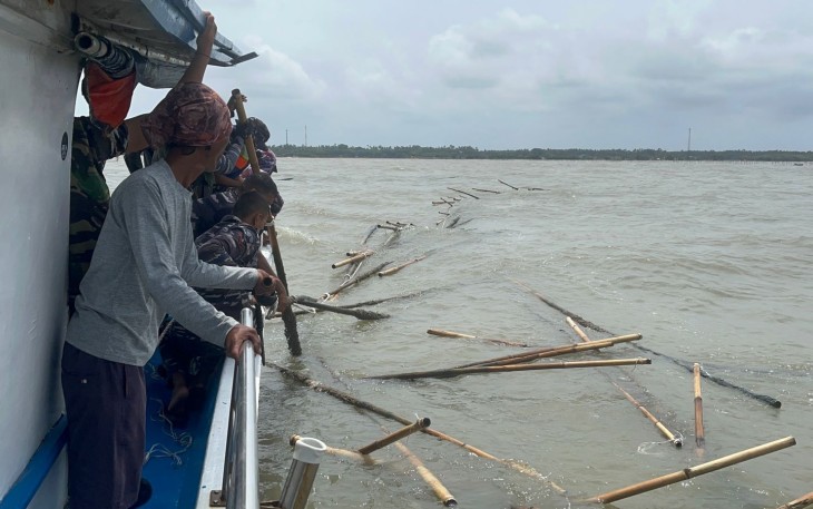 Pembongkaran Pagar Laut di wilayah Tanjung Pasir, Tangerang, Banten, Selasa (11/02).
