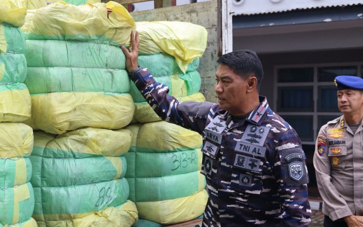 TNI AL Gagalkan Upaya Penyelundupan Ballpress Ilegal di Surabaya