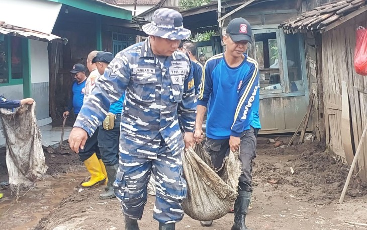 Prajurit TNI AL saat Bantu Masyarakat Terdampak Banjir di Situbondo