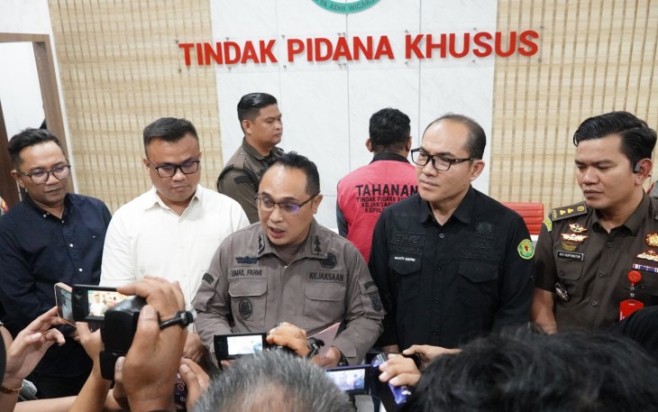 Konferensi Pers Bersama Asisten Tindak Pidana Khusus Kejati Kepri Ismail Fahmi, SH. MH didampingi Koordinator Bidang Pidsus Roi Carlis, SH. MH, Kasi Penerangan Hukum, Kasi Penyidikan dan Kasi UHLBEE Bidang Pidsus di Lobi Gedung Pidsus Kejati Kepri dan diikuti para awak Media.