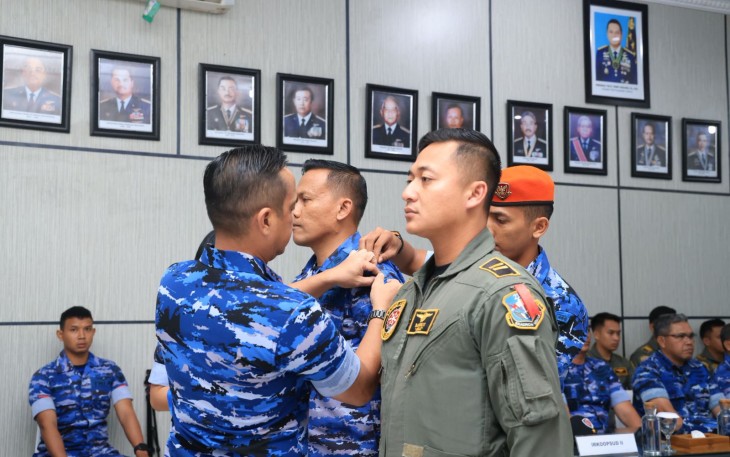 Pelepasan simbol Kolat dan pelaku latihan berupa tali pita berwarna biru dan merah oleh Pangkoops Udara II yang sebelumnya disematkan di bahu kiri, para Kolat dan pelaku.