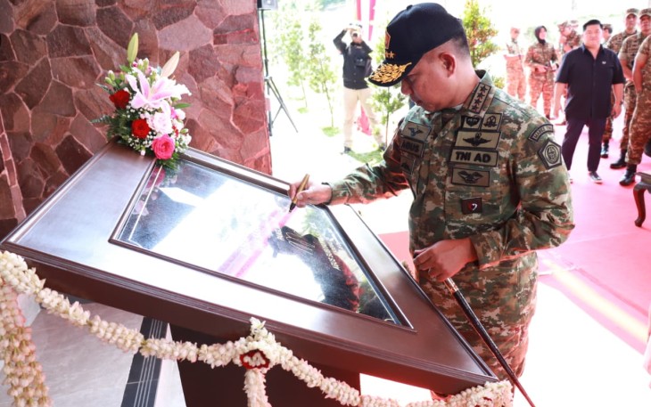 Panglima TNI Jenderal TNI Agus Subiyanto saat Resmikan Hunian Modern Bagi Prajurit di Komplek Perumahan Perwira Tinggi Mabes TNI, Jatikarya, Bekasi, Jumat (5/12/2025).