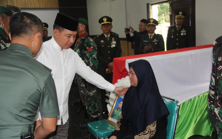 Panglima TNI hadir sebagai bentuk penghormatan sekaligus ungkapan empati dan kepedulian atas gugurnya para prajurit dalam tugas negara.