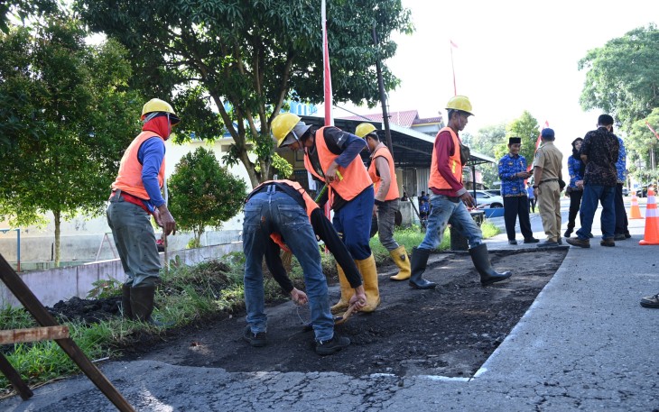 Para pekerja sedang memulai penggarapan proyek perbaikan ruas jalan Ngadiluwih - Tegalgede, Senin (1732025).