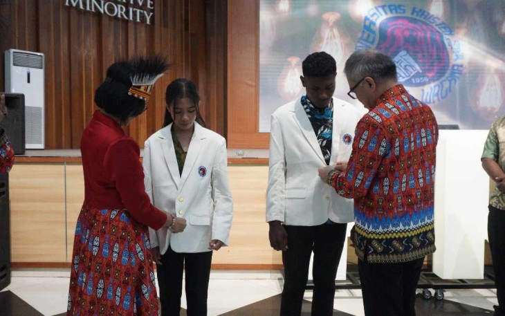 Pemakaian jas almamater dalam acara penyambutan mahasiswa baru penerima Beasiswa Bantuan Utusan Daerah Kabupaten Raja Ampat di Balairung Universitas.jpg