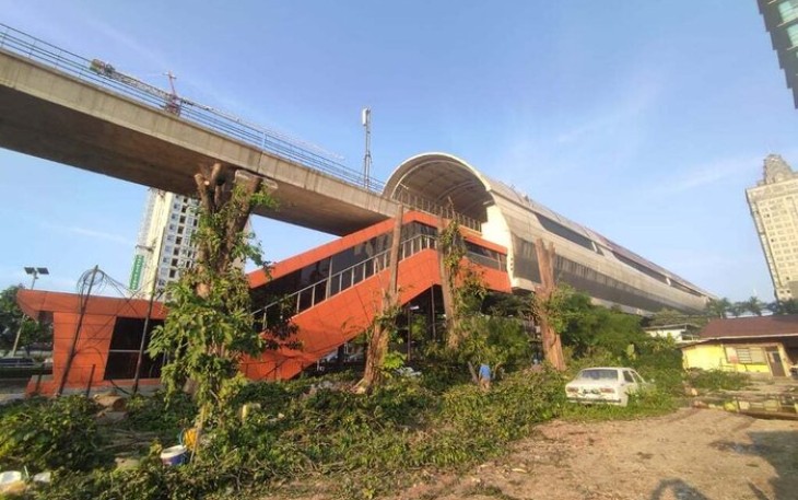 Pemangkasan Pepohonan Secara Berkala di Sepanjang Jalur LRT Jabodebek