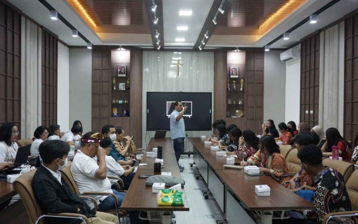 Pemaparan materi oleh Dekan Fakultas Biologi Rully Adi Nugroho, Ph.D., dalam acara Faculty Day OMB 2025 UKSW, Rabu (20-08-2025)