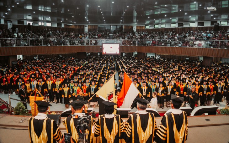 Pembacaan janji winisuda dan pengukuhan winisudawan oleh Rektor UKSW dalam acara Upacara Wisuda Periode IV Tahun 2025 UKSW.