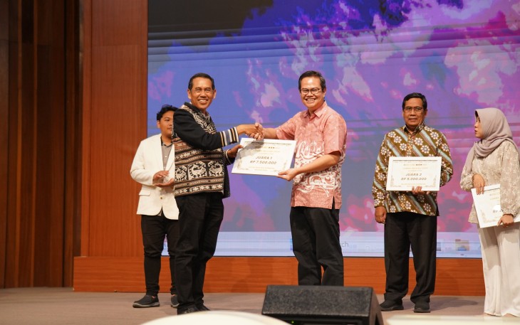 Pemberian hadiah bagi pemenang kategori STEM INOVATALK dalam Gelaran Inovasi Harmoni Nusantara (GIHN) 2025 UKSW di Balairung Universitas