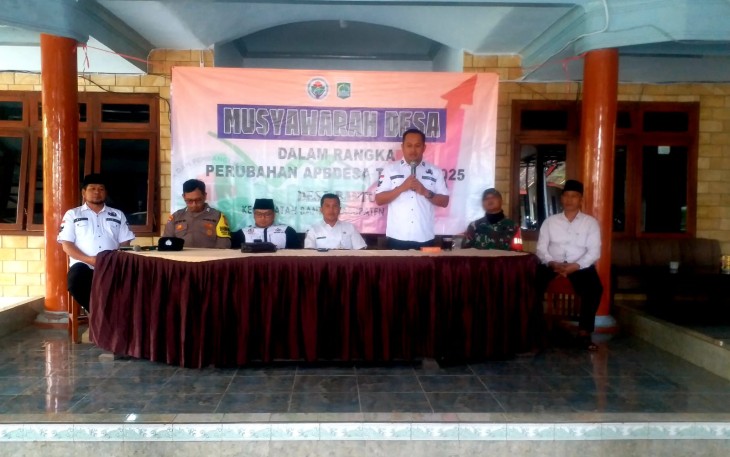 Pemdes Bantur Bahas Perubahan APBDes 2025, di Balai Pendopo Desa Bantur, Kecamatan Bantur, Rabu (26/11).