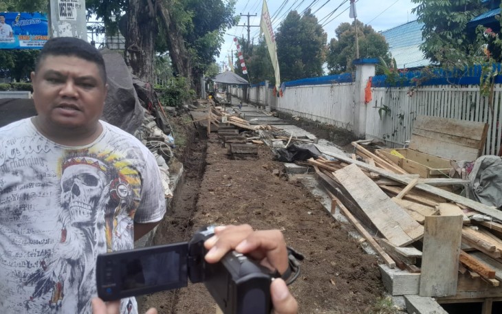 Pemerhati Korupsi Kota Bitung, Richaed Mamuntu saat memberikan keterangan di lokasi pekerjaan yang disorotinya.