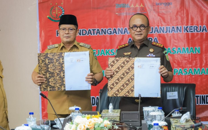 Kejari dan Pemkab Pasaman saat tandatangani kesepakatan Kerja Sama Pidana Kerja Sosial