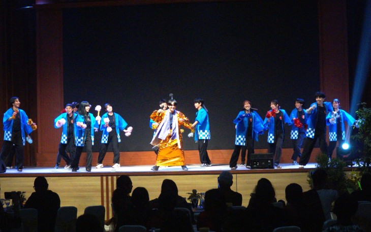 Penampilan peserta EASE KGU Jepang dalam Culture Sharing East Asia Student Encounter (EASE) Tahun 2025 di Balairung Universitas UKSW