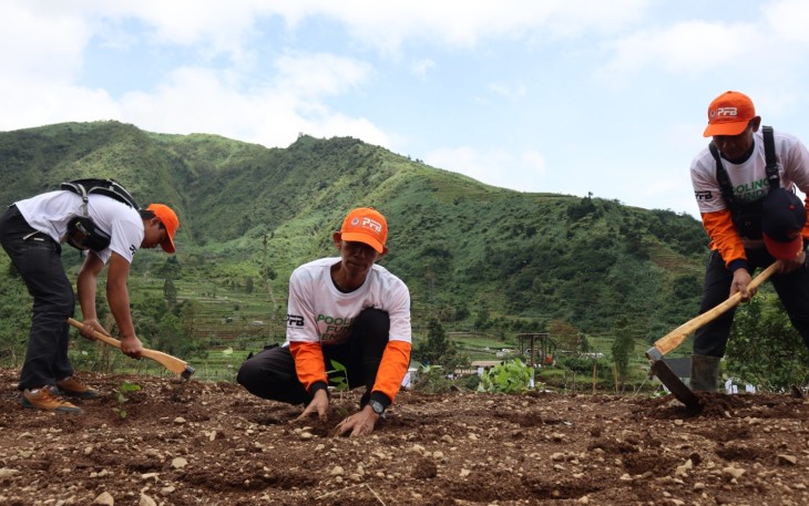 Beberapa relawan dari warga setempat melakukan penanaman bibit pohon sebagai upaya mitigasi vegetasi di wilayah Desa Mlandi, Kecamatan Garung, Kabupaten Wonosobo, pada Jumat (21/11).