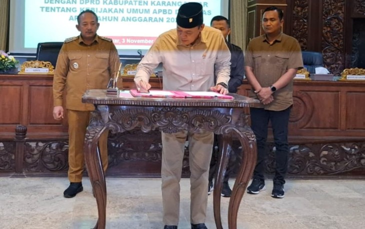 Penandatanganan nota kesepakatan bersama tentang KUA serta PPAS, dalam Rapat Paripurna ke-11 Masa Sidang I Tahun 2025, di Gedung DPRD Karanganyar, Senin (3/11/2025).