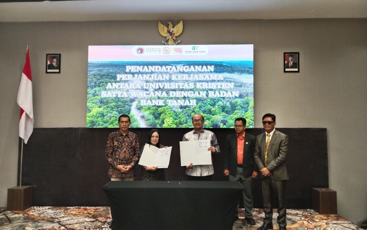 Penandatanganan peresmian Pusat Studi Hukum Agraria dan Investasi oleh Deputi Perencanaan Strategi dan Pengadaan Tanah Badan Bank Tanah dan Dekan FH UKSW. 