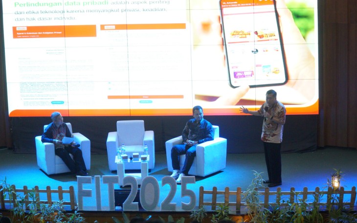 Penyampaian materi oleh Handojo Goenadi dalam Faculty of Information Technology (FIT) Competition 2025 FTI UKSW di ruang Auditorium Ds. S. Djojodihardjo Gedung FTI 
