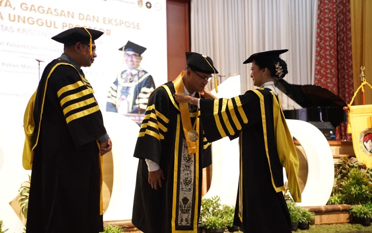 Penyematan samir kehormatan oleh Rektor UKSW, Profesor Intiyas Utami kepada Profesor Dr. Yulianto Joko Prasetyo, S.Si_., M.Kom_.