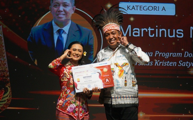 Penyerahan penghargaan oleh Rektor UKSW Profesor Intiyas Utami dalam acara “Dialog Budaya dan Nusantara Academic Writing Award 2024”, Jumat (26-09-2025).
