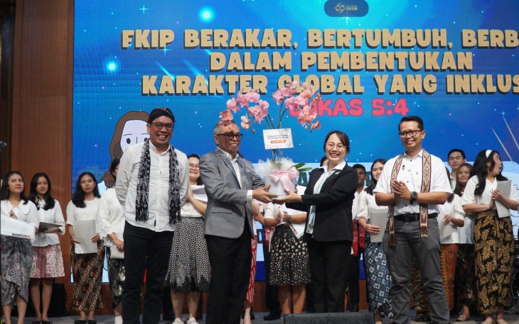 Penyerahan tanaman anggrek dalam Perayaan Dies Natalis ke-69 FKIP UKSW di BU, Senin (24-11-2025).