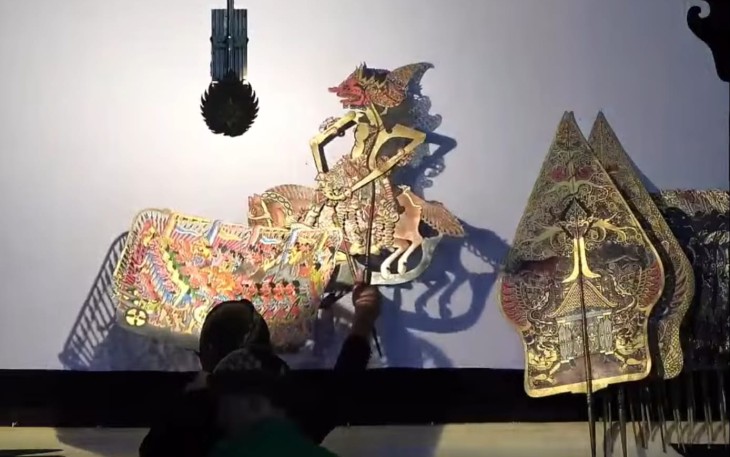 Pergelaran wayang kulit dengan lakon "Jawatageni" oleh dalang Ki Hazel Abirama, dalam acara "Jaladara #2", di Lapangan Indraprastha, Sawahan, Jaten, Karanganyar, pada Jumat malam (28/11/2025).