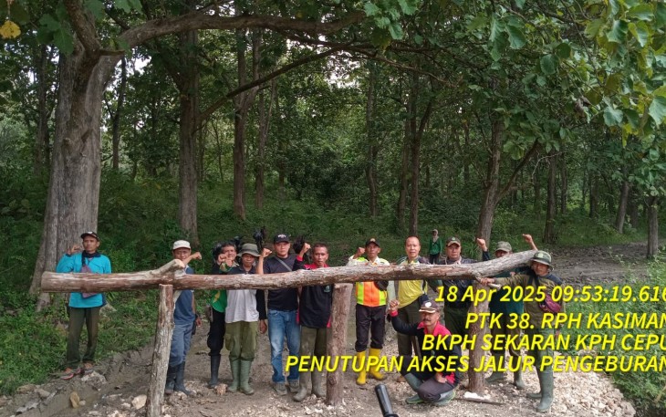Petugas gabungan dari Perhutani KPH Cepu akhirnya menutup akses jalan menuju lokasi pengeboran minyak yang diduga belum kantongi ijin di Dukuh Klepo Desa Tambakmerak Kecamatan Kasiman, Kabupaten Bojonegoro.