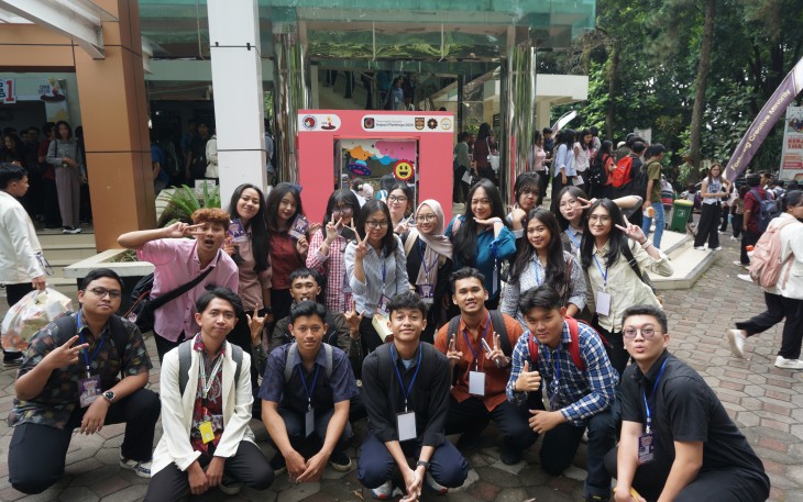 Peserta OMB 2025 melakukan swafoto bersama dan membaca beragam campaign anti narkoba pada instalasi 3D di depan Gedung Balairung UKSW. (2).JPG