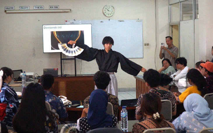 Peserta PIBBI KEIO tengah mempresentasikan budaya Jepang dalam sesi culture sharing kepada mahasiswa Prodi Destinasi Pariwisata Fakultas Interdisiplin UKSW belum lama ini..