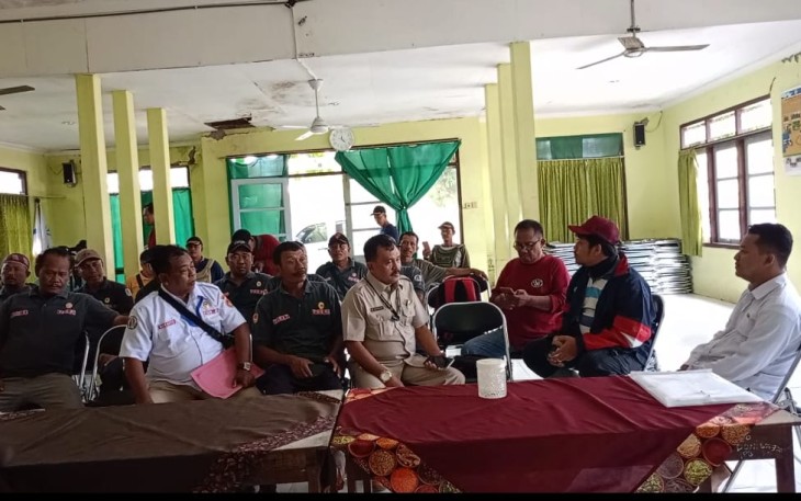 Puluhan warga Getas yang didampingi Forum Bela Negara (FBN) kembali mendatangi kampus UGM yang berada di desa Getas Kecamatan Kradenan pada Senin (5/5/2025) pagi.