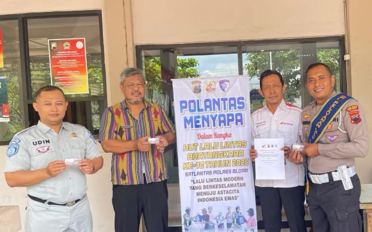 Petugas Samsat Pembantu Cepu dan koordinator dealer Abadi Motor menunjukkan surat Mou dan vocher servis diskon 50%.