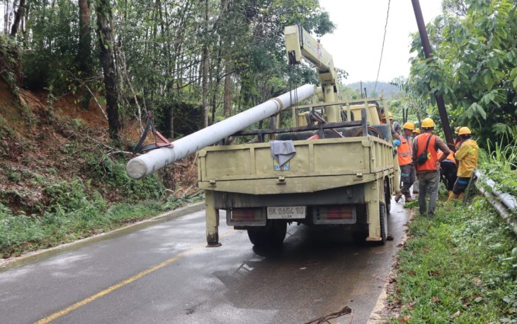 Petugas melakukan perbaikan jaringan listrik di Kecamatan Adiankoting, Kabupaten Tapanuli Utara, Kamis (11/12). Sumber BNPB